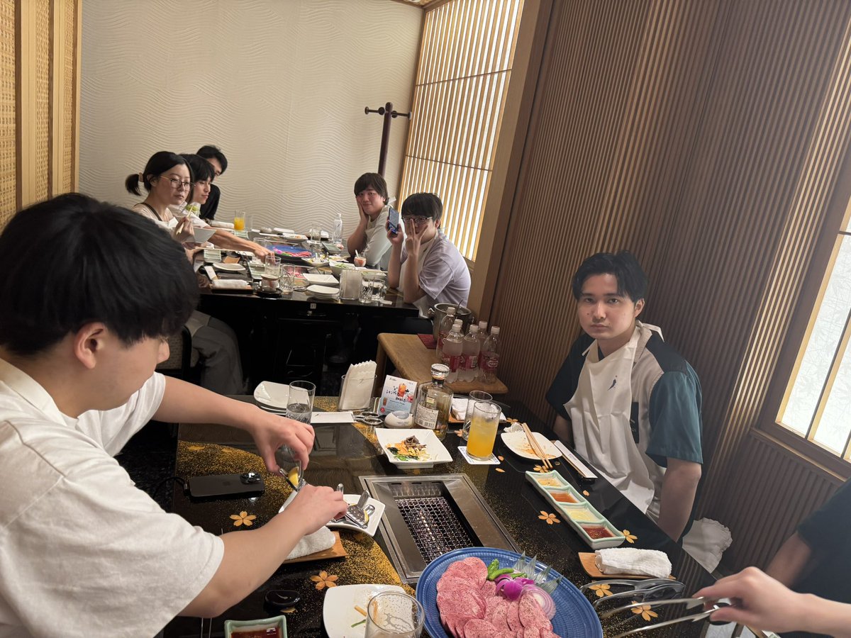 皆んなで社長に叙々苑連れて来て貰った！！
タン持ってアルフレポーズしてんのおもろ過ぎるwwwwww