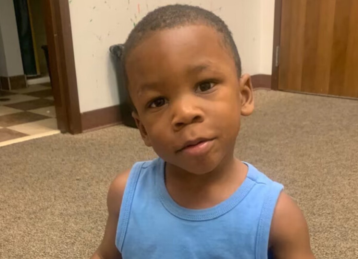🇺🇸 DRAME | Un nouvel enfant de 3 ans est décédé d’un coup de chaleur après avoir été oublié dans une voiture par une employée de la protection de l’enfance. « KJ », enfermé sous 38-40°C plus de 5h n’a pas survécu.