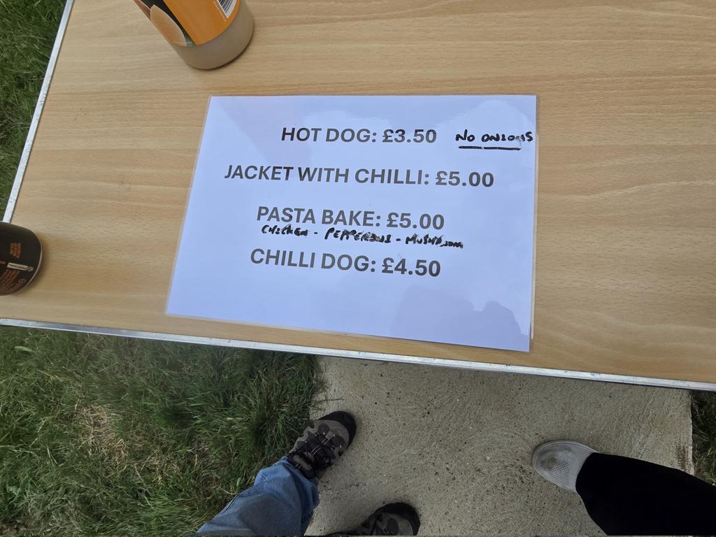 UCLHop2025's tweet image. Yummy food offerings at @LouthTownFC 😋 Hoppers will not be travelling home hungry!