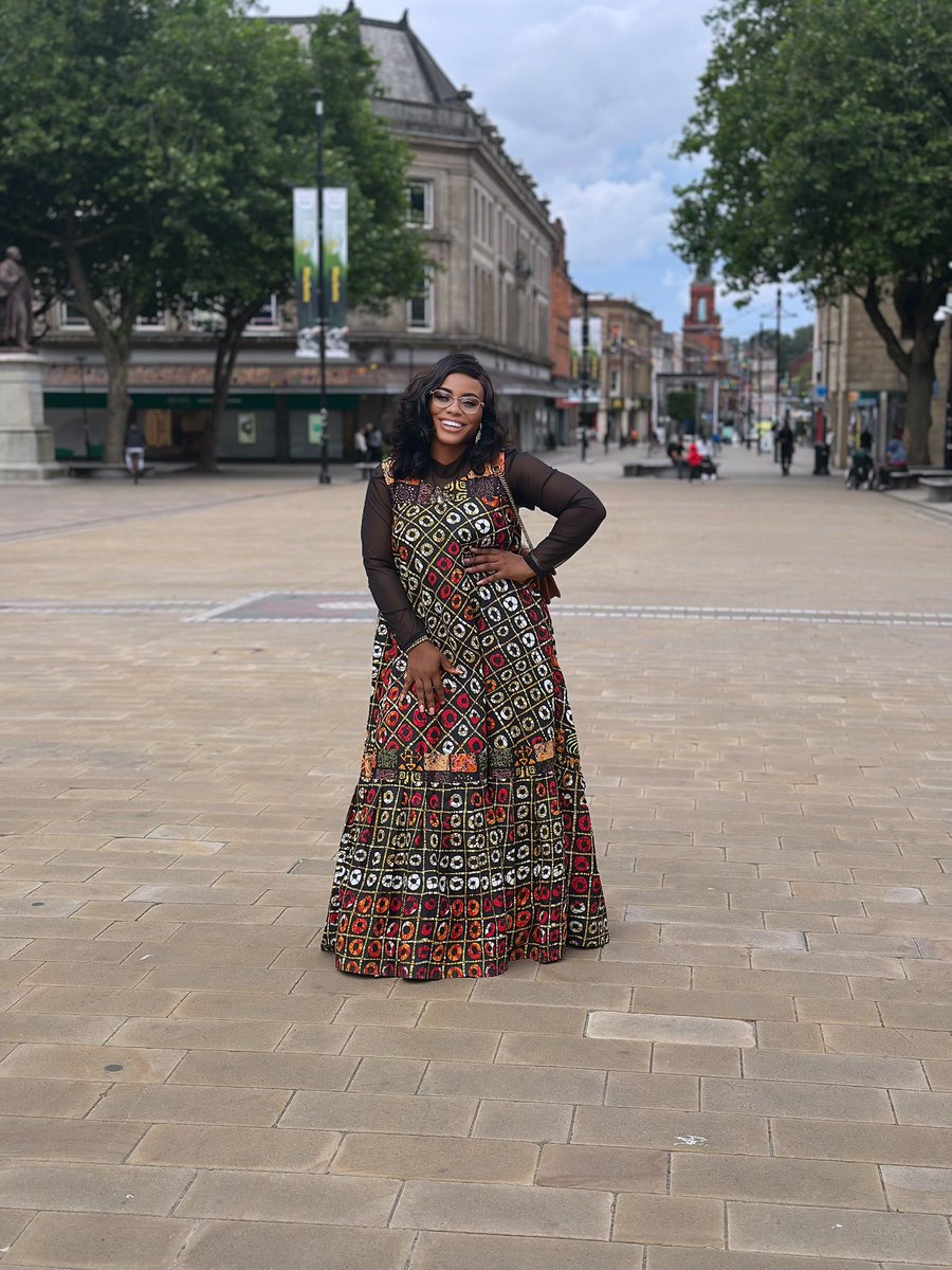 _AkwaQueen's tweet image. Smiling through life’s chapters, dressed in grace, wrapped in culture, and glowing with gratitude.✨💕 #JoyInStyle #MelaninMagic #QueenVibes #sundavibes