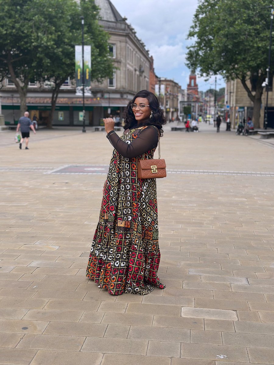 _AkwaQueen's tweet image. Smiling through life’s chapters, dressed in grace, wrapped in culture, and glowing with gratitude.✨💕 #JoyInStyle #MelaninMagic #QueenVibes #sundavibes