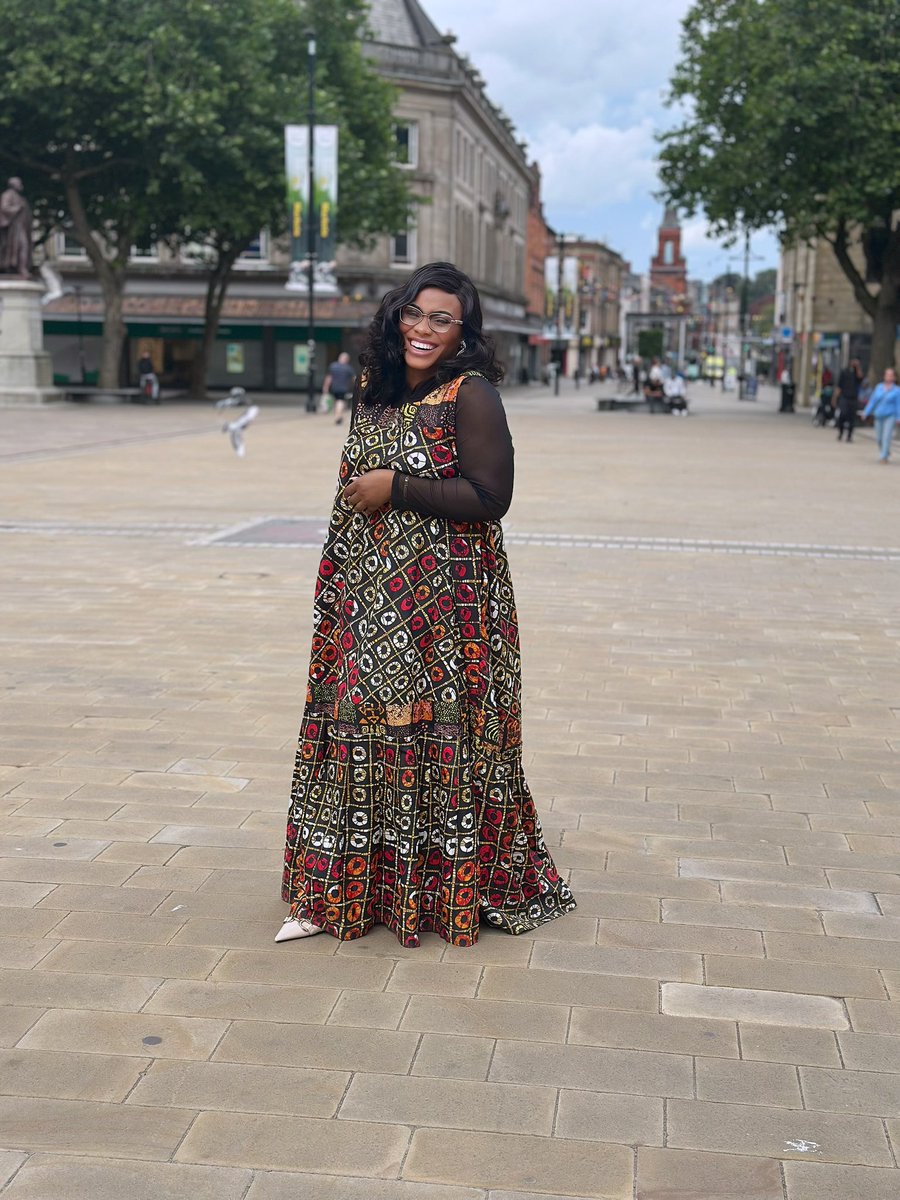 _AkwaQueen's tweet image. Smiling through life’s chapters, dressed in grace, wrapped in culture, and glowing with gratitude.✨💕 #JoyInStyle #MelaninMagic #QueenVibes #sundavibes