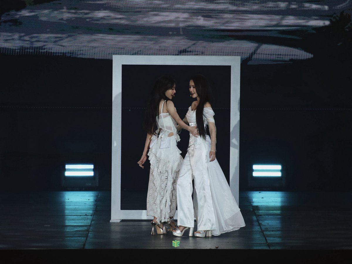 NoeyOfficialFC's tweet image. [ Noey’s cam 📷 ]

ดอกไม้ที่รอฝน
💐🌧️

#GlowupGlamupConcert 
#NoeyKanteera
#NamneungMilinD
#LetitGLowup
#GlowupGlamup
#NamneungNoey