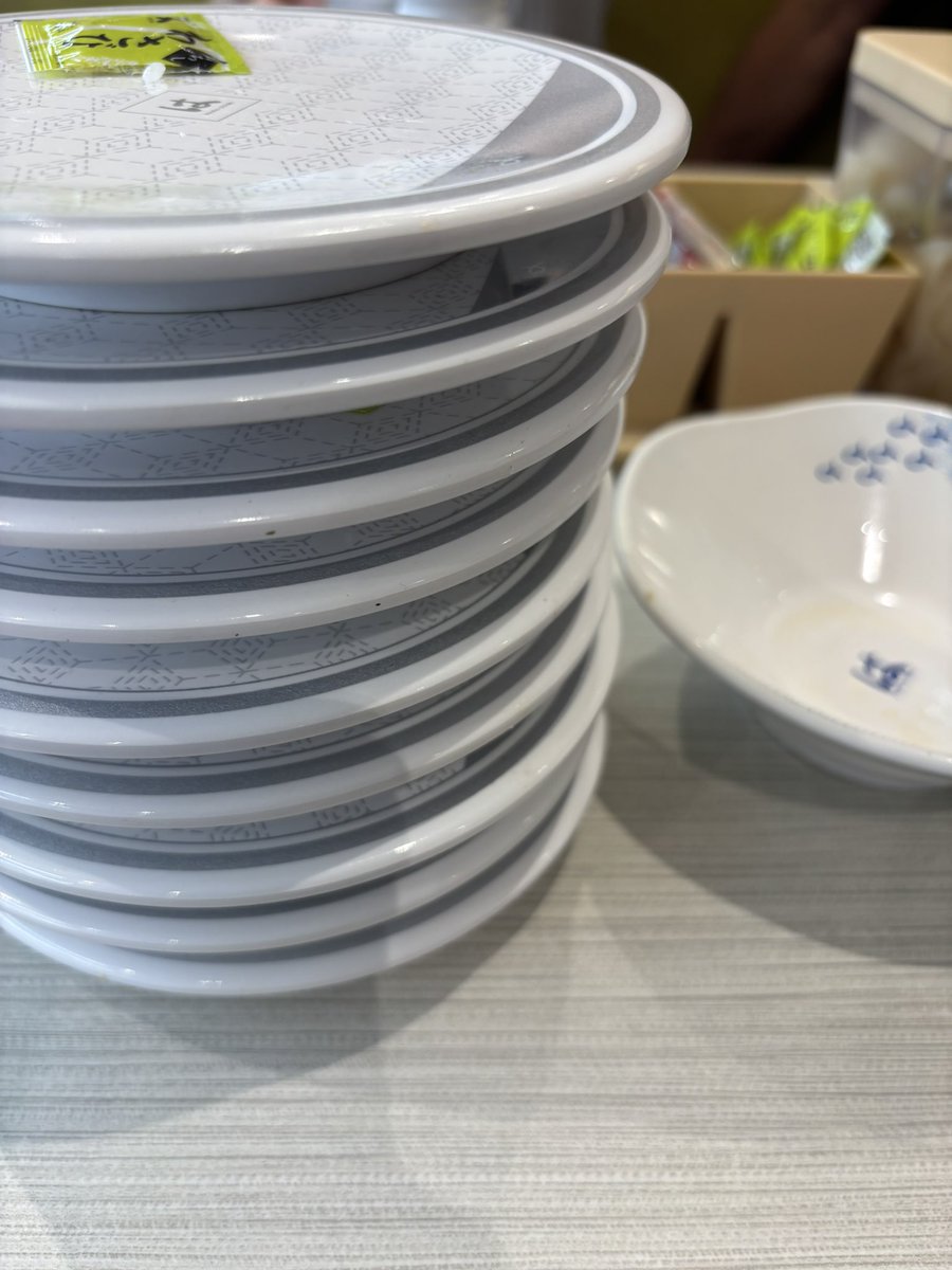 リニューアルしたはま寿司🍣
寿司って不思議なことにお腹に溜まらないから全然食べれるけどカロリー制限中だから我慢🤬イカ好きすぎて3分の1がイカ🦑