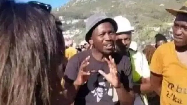 Sister iyaba kuba mwiza ar'icaha , wokwigiriye mw'ijuru n'amaguru 😂