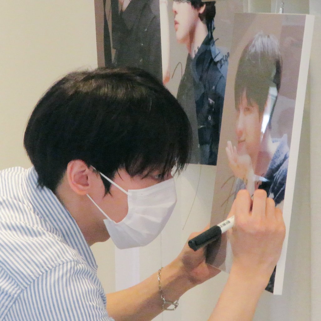 nutty9785's tweet photo. 두번째로 갔던 8주년 데카!
생각지도 못한 아크릴액자 당첨에 태빈이 싸인까지 받게되서 너무 너무 행복한 추억으로 남을 것 같아요! 감사합니다~🥰
#Hello_Summer
#빛나는_태빈아_8주년_축하해
#LTV_8TH_ANNIVERSARY https://t.co/CShoX7UP4g