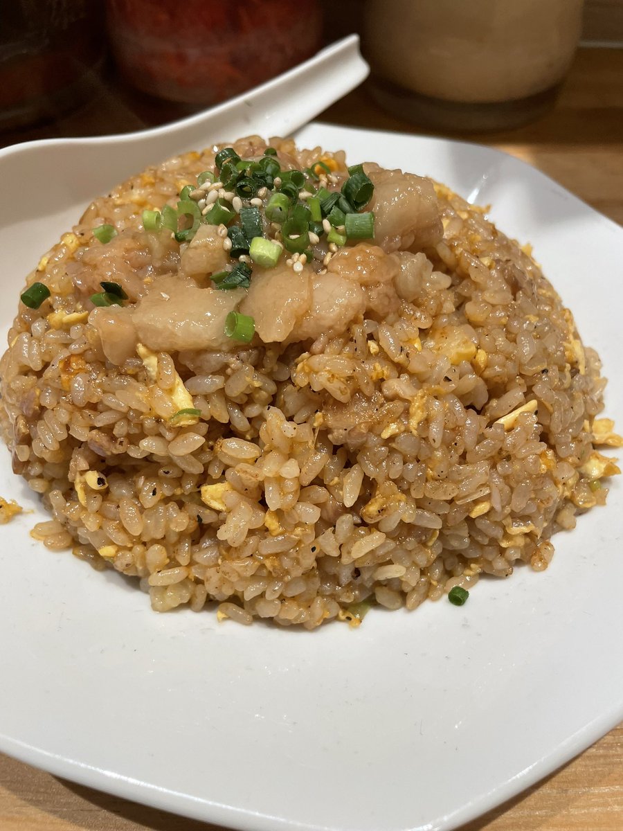 Legosw's tweet image. 背脂ラーメン
チャッチャ亭

ラーメン　大盛
背脂　大チャッチャッ

背脂チャーハン

懐かしの背脂チャッチャ系ラーメンという感じで美味しかった