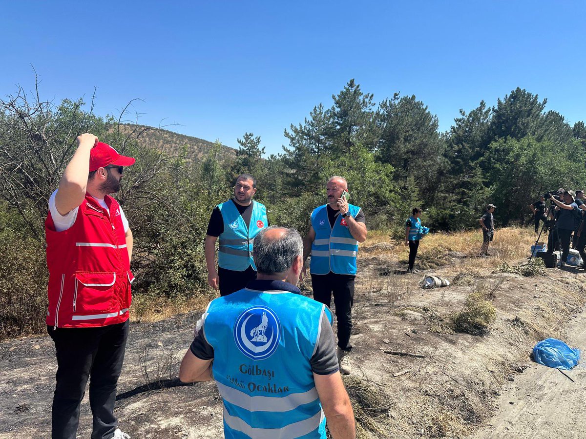 📍ANKARA

Ülkü Ocakları Ankara İl Başkanlığı tarafından Eymir Gölü çevresinde meydana gelen yangınlarda devletimizin ilgili kurumlarıyla koordinasyon sağlanarak; söndürme, soğutma ve yardım çalışmalarında bulunuldu.