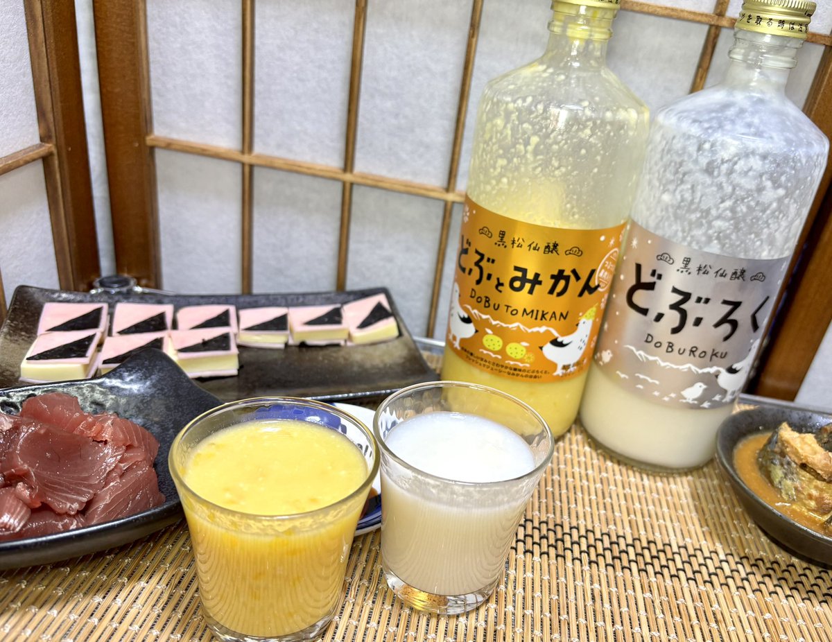 NovanovaDokkan's tweet image. 黒松仙醸のどぶろく&みかん🍊!
甘々で低アルでめっちゃ夏向け!☀️
でも酒カスの精霊が『この子達には優しくしなさい…!』って言うので…この子はゆっくりとこの夏をかけて味わってあげたい!