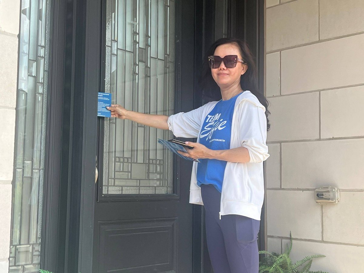 Effie_ONB's tweet image. 🔥 Despite the heat, Team Effie is out knocking on doors across Oakville North—Burlington!

We&apos;re here to listen — if you have concerns or feedback about the Ontario government, we want to hear from you. 💬🏡