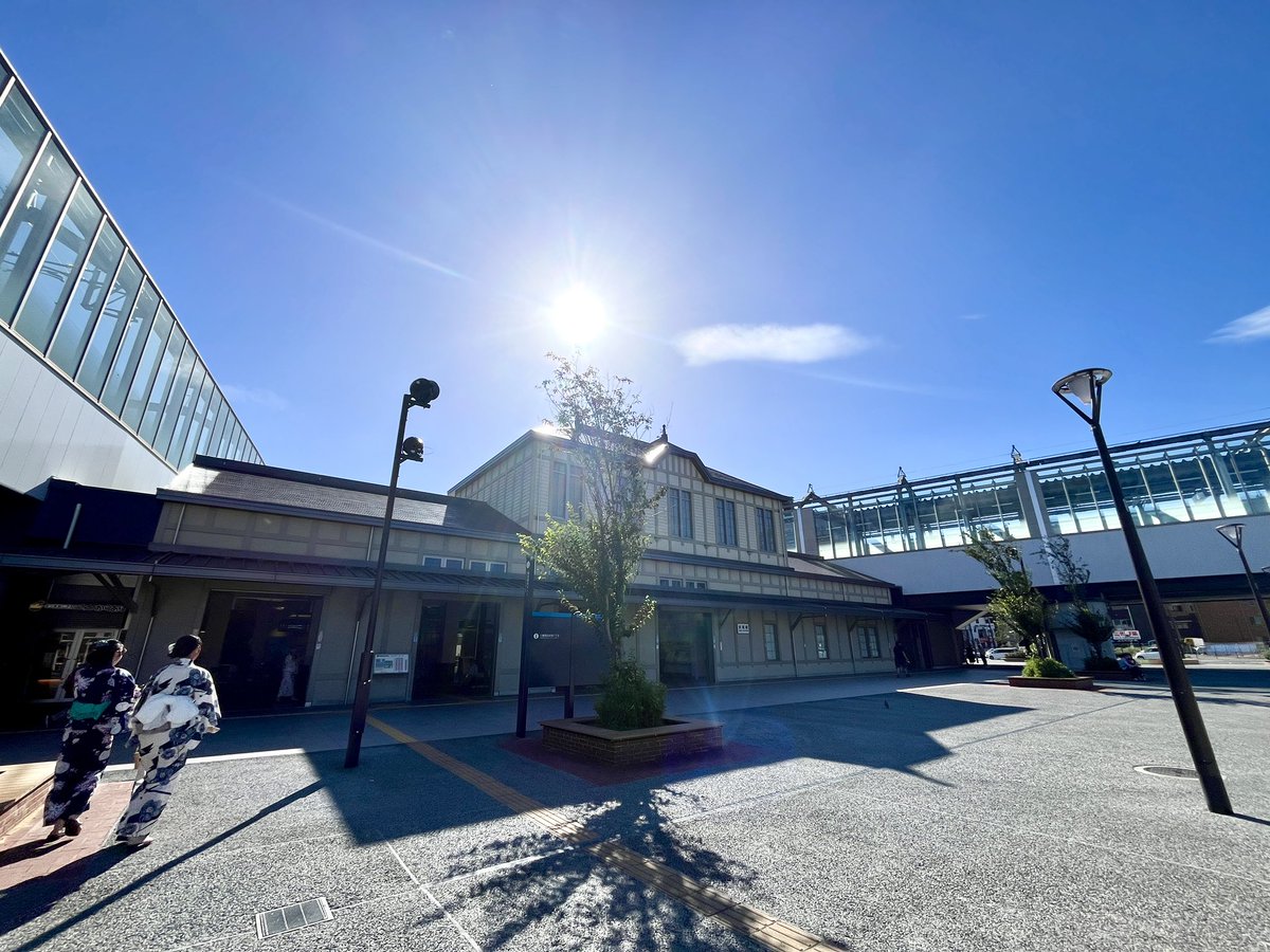 SGWMDL's tweet image. 安全無事に帰投！出張中、お心遣いの数々本当にありがとうございました。
福岡の思いで！折尾駅が超キレイに完成してた。そして名店！ここですか。
かしわ飯と悩んだ挙句にうどんをチョイス。食は福岡にあり。