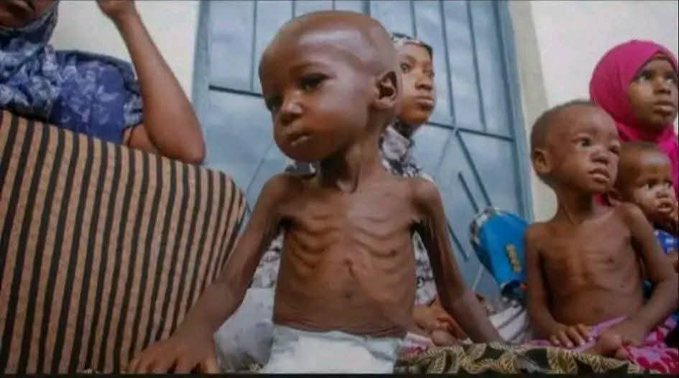 Sv3ed_'s tweet image. #AlFasherIsDyingOfHunger Residents under siege over 2 yrs starved by Janjaweed militia backed by UAE & neighboring countries like #Gaza. We urge SAF to expedite #liftTheSiegeOfAlFasher #SaveAlFasher. #KeepEyesOnSudan