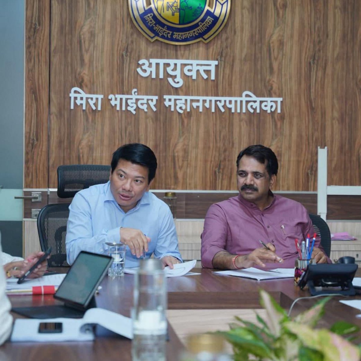 MeSiddheshRane's tweet image. मिरा-भाईंदरचे सत्ताधारी आमदार फेसबुकवर व्हिडीओ बनवून आयुक्तांना खड्डे बुझवा वैगरे वैगरे म्हणतं हग्या दम देत असतील तर खासगीत भेटल्यावर नेमकं काय बोलतं असतील..??
टेंडर, टक्केवारी, CC, OC...??
आमदार साहेब प्रशासन तुमचं ऐकत नसेल तर सरळ राजीनामा द्या, जागा उबवू नका!
#MiraBhainder…