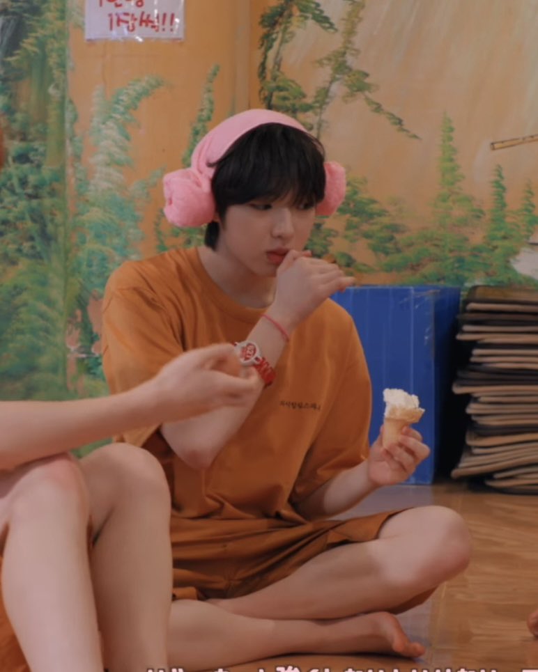 she_srunningout's tweet image. 존나간절하게 이 애기님 데리고 찜질방데이트하고싶음
불가마방이랑 아이스방 오래버티기 내기해서 밥 사먹고 노곤노곤해지면 애정행위절대금지 써있는 동굴방 들어가서 겹쳐있고싶음