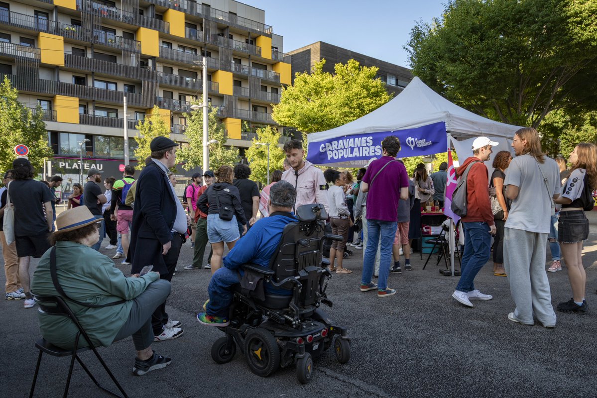 LFIRhone's tweet image. Une très belle caravane populaire à la rencontre des habitant·es de La Duchère ce 25 Juillet !
Avec @BelouassaAnais, @ArnaultRaphael et les militant·es de Lyon, échanges autour de l'inscription sur les listes électorales, la lutte contre l'extrême-droite et l'urgence sociale !