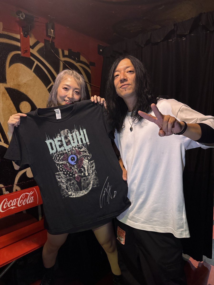 erk_gxrx9's tweet image. 今日も大好きな憧れの方と対バン🥁
GUNGIREのサポートドラムSujkさん!!
いつも優しくお話してくれて涙😭今日はDELUHIのTシャツにサインしていただきました😭
夢叶いすぎて震える。今日のドラムもバチバチに体感できて感動…
ありがとうございました!!
#GUNGIRE