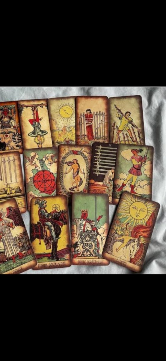 TarotOlcay's tweet photo. Bakalım kimler burdaymış! Müsait olduğumda seçtiğim 3 kişinin dm kutusuna geliyorum ister ilişki hayatı ister kariyer hayatı için tarot bakacağım.. Beni takip edip yoruma burcunuzu yazmanız yeterli  ✨✨ https://t.co/DKrGCQD34X