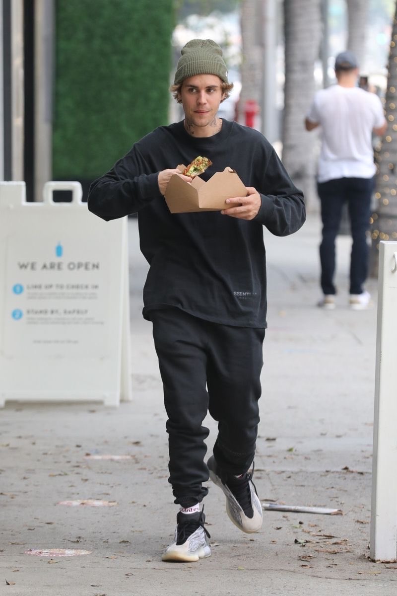 JDBieberDumps's tweet image. Justin Bieber spotted out in Beverly Hills, California.
(Sept 17, 2020)