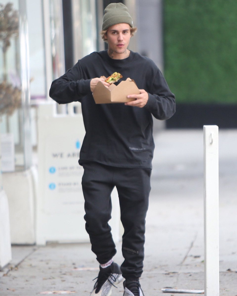 JDBieberDumps's tweet image. Justin Bieber spotted out in Beverly Hills, California.
(Sept 17, 2020)