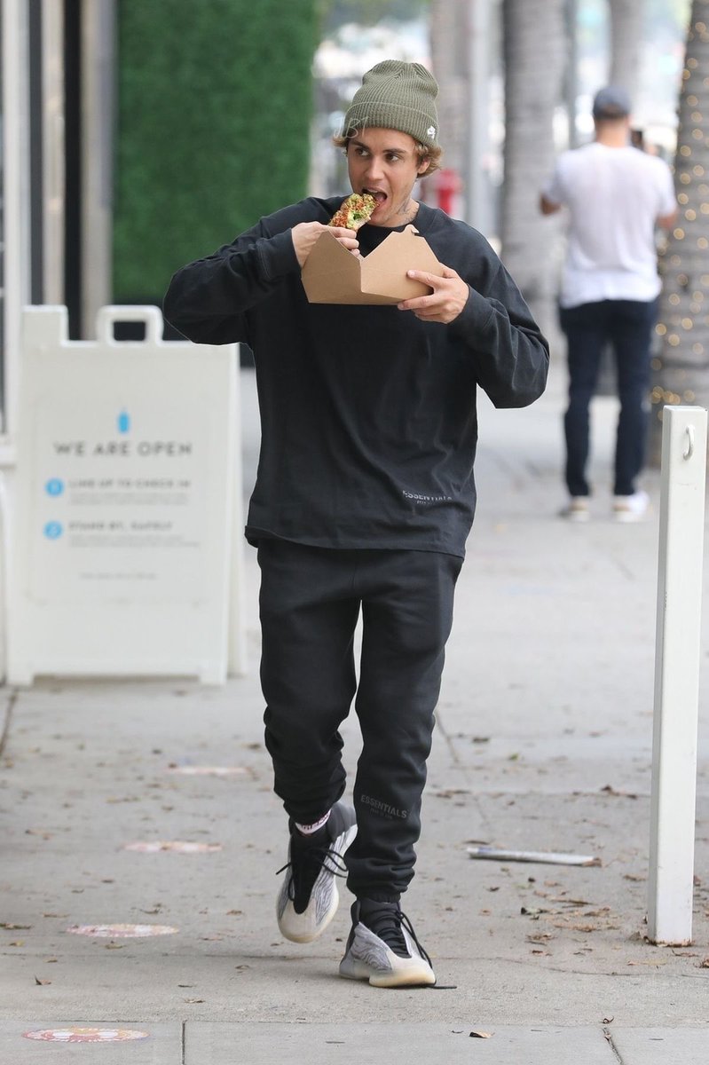 JDBieberDumps's tweet image. Justin Bieber spotted out in Beverly Hills, California.
(Sept 17, 2020)