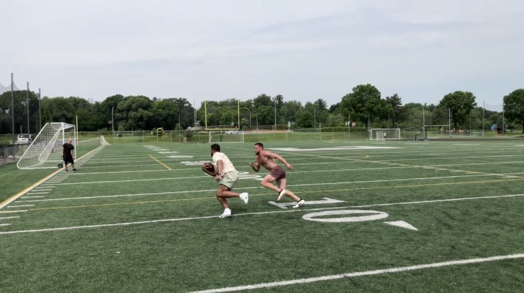 MovementMiyagi's tweet image. Yes, the game is played under 11v11 conditions.
But scaling complexity, & the information present there, by utilizing 1v1 slices of the game, can assist players in coordinating movement solutions that can transfer to the more complex problems found under greater numbers…esp. if…