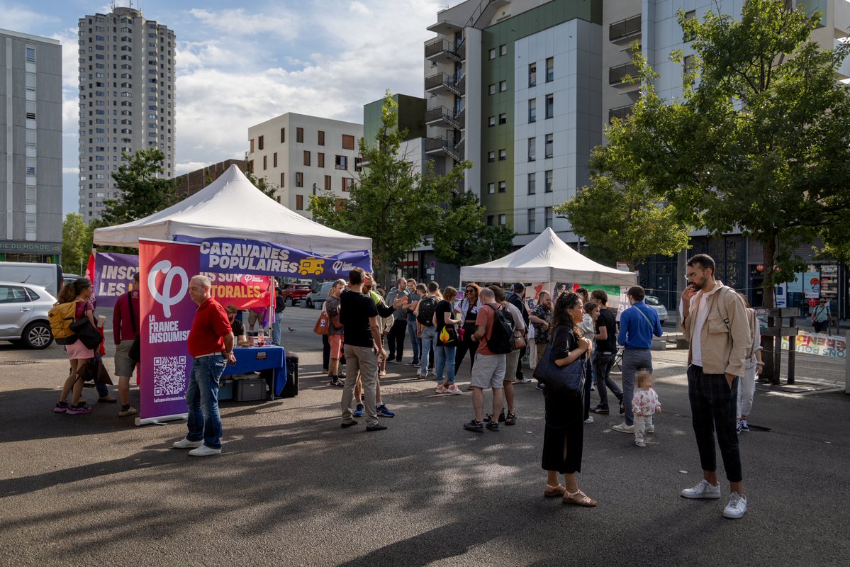 LFIRhone's tweet image. Une très belle caravane populaire à la rencontre des habitant·es de La Duchère ce 25 Juillet !
Avec @BelouassaAnais, @ArnaultRaphael et les militant·es de Lyon, échanges autour de l'inscription sur les listes électorales, la lutte contre l'extrême-droite et l'urgence sociale !