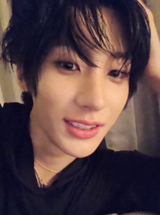 alltimeton's tweet image. 키스하자