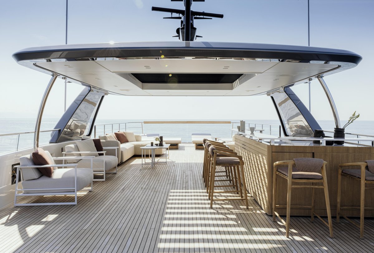 boatint's tweet image. Spacious enough to impress, yet manageable at 40m, the SD132 sits in one of the market’s most competitive sweet spots.
It’s a bold evolution of Sanlorenzo’s semi-displacement line - longer, larger and built to stand out in a segment everyone wants to master.
BOAT steps aboard…