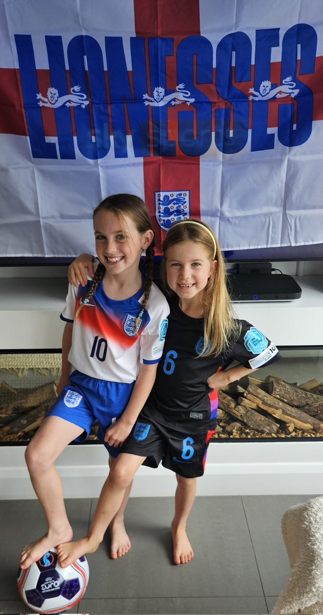 Evie and Lottie #SSNLionesses