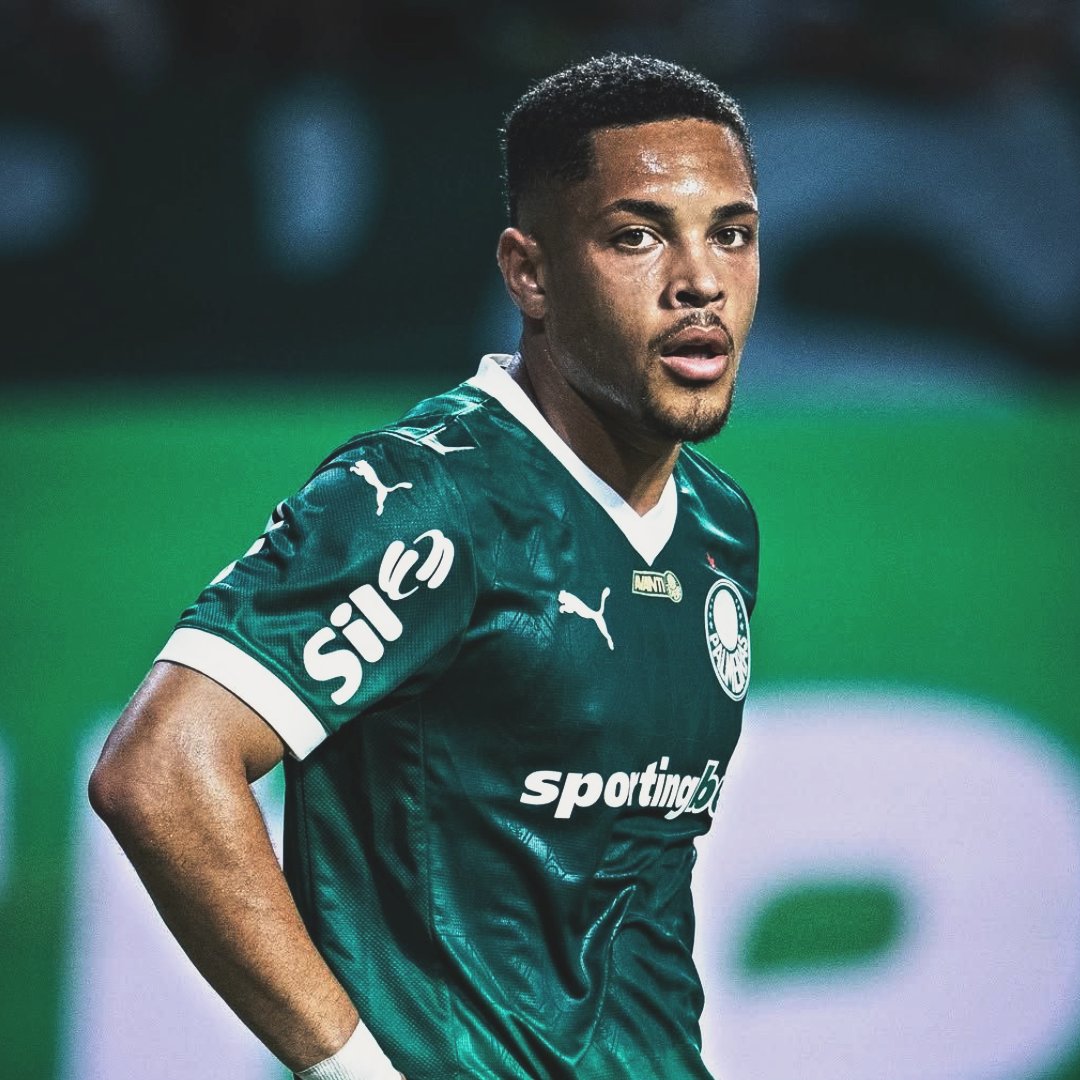 R10Score's tweet image. Vitor Roque no Campeonato Brasileiro após o retorno da competição:
1° em duelos vencidos (26) (Entre atacantes)
1° em faltas sofridas (17)