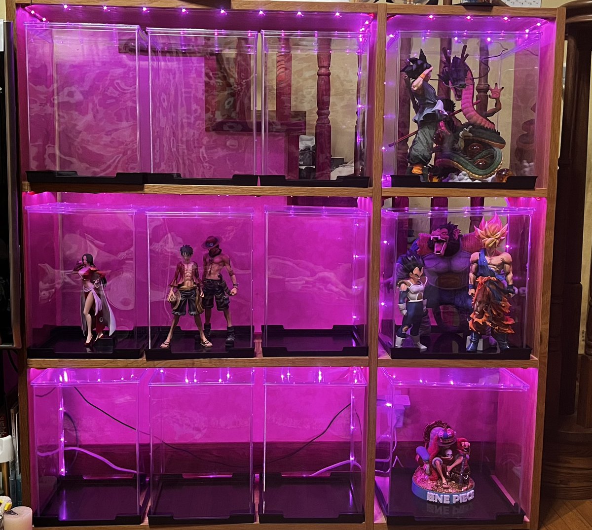 kencyoro0207's tweet image. 完成👍✨

あとは厳選フィギュア並べる🥳

スマホアプリで電源オンオフと色変化できるテープライト良き✨

#フィギュア倶楽部
#フィギュア愛でる部