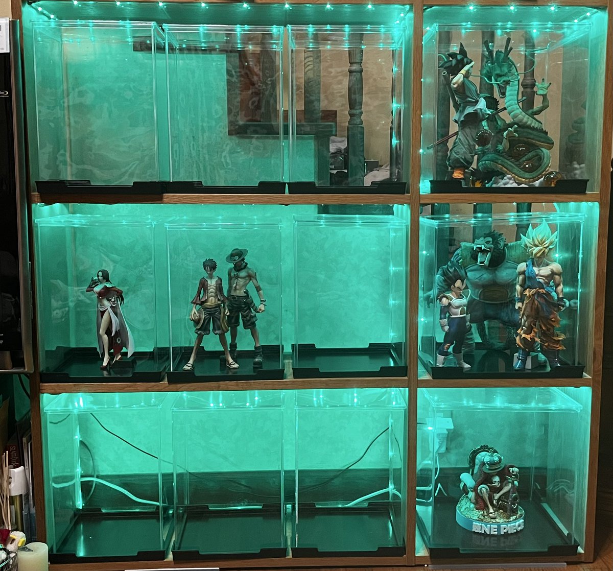 kencyoro0207's tweet image. 完成👍✨

あとは厳選フィギュア並べる🥳

スマホアプリで電源オンオフと色変化できるテープライト良き✨

#フィギュア倶楽部
#フィギュア愛でる部