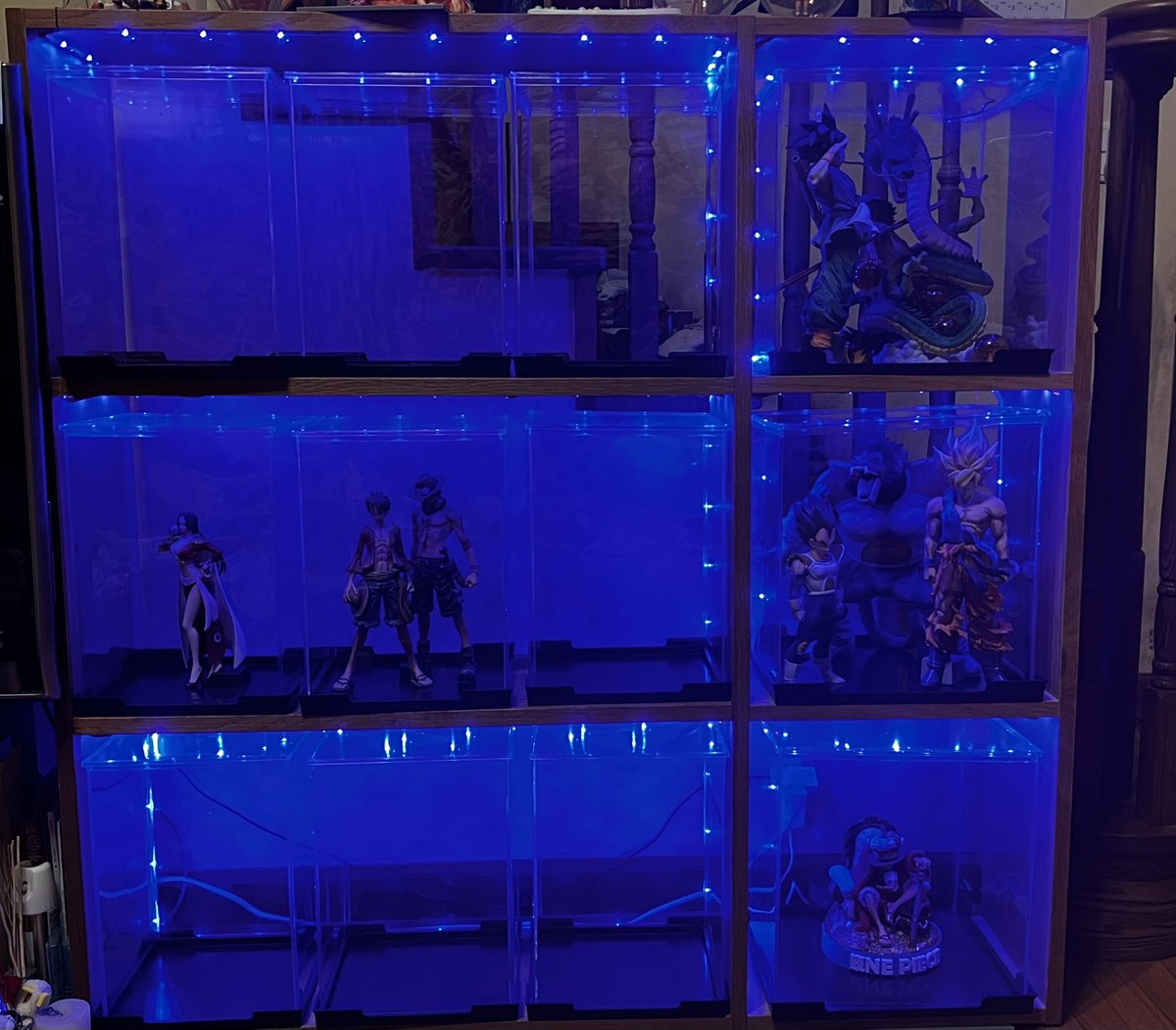 kencyoro0207's tweet image. 完成👍✨

あとは厳選フィギュア並べる🥳

スマホアプリで電源オンオフと色変化できるテープライト良き✨

#フィギュア倶楽部
#フィギュア愛でる部