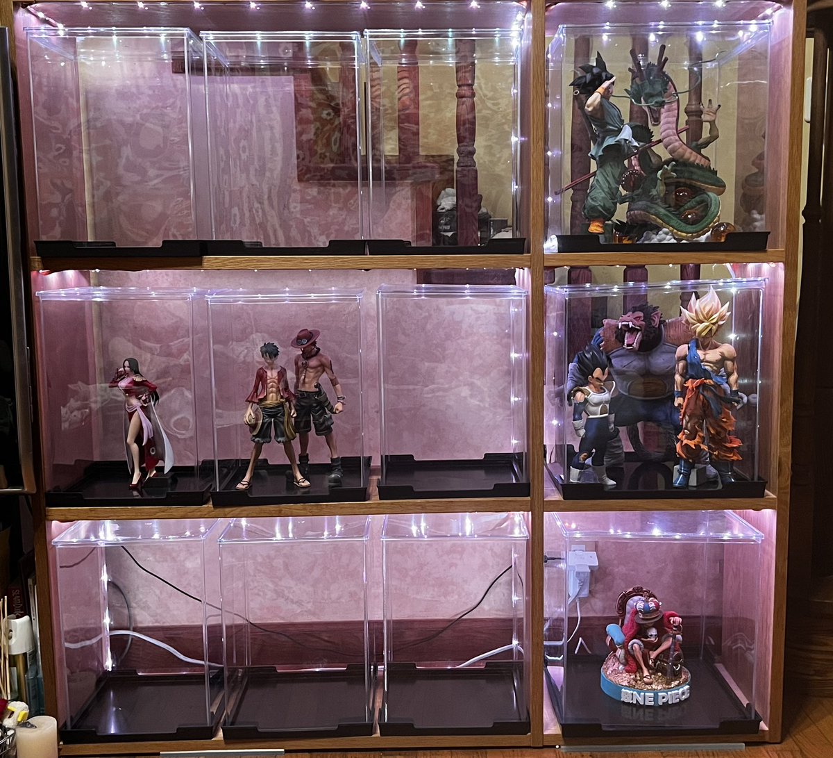 kencyoro0207's tweet image. 完成👍✨

あとは厳選フィギュア並べる🥳

スマホアプリで電源オンオフと色変化できるテープライト良き✨

#フィギュア倶楽部
#フィギュア愛でる部
