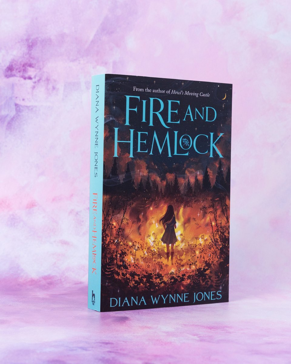 HarperCollinsCh's tweet image. We're full of treats! We're completely obsessed with these new covers 🔥
A stunning addition to your Diana Wynne Jones collection 😍🧡✨ bit.ly/3T6DgPX
#DianaWynneJones #ChrestomanciChronicles #HowlsMovingCastle #FireandHemlock