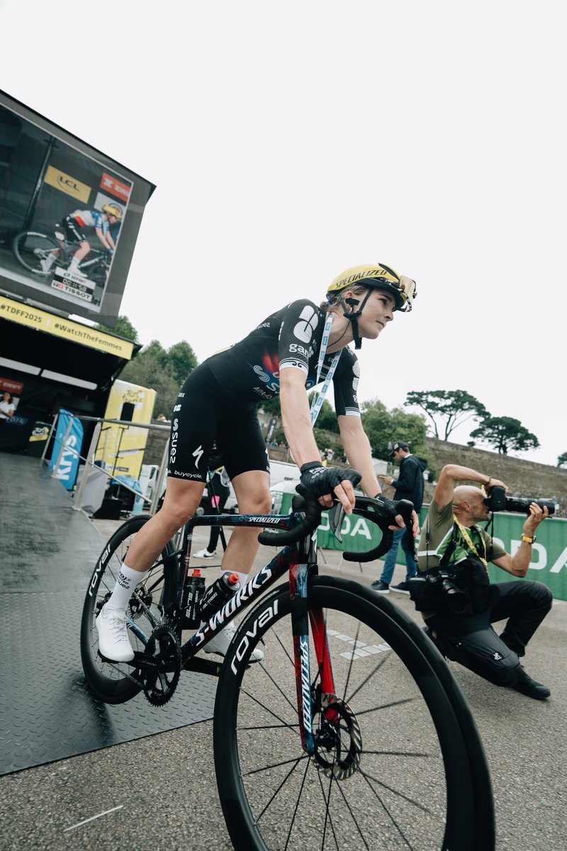 FDJ_SUEZ's tweet image. 🔚 @demivollering holds her place in the GC and @e_chabbey keeps the 🤍❤️ jersey!

RANKING —— urlr.me/5SMV4U

#StageThree #FDJSUEZ