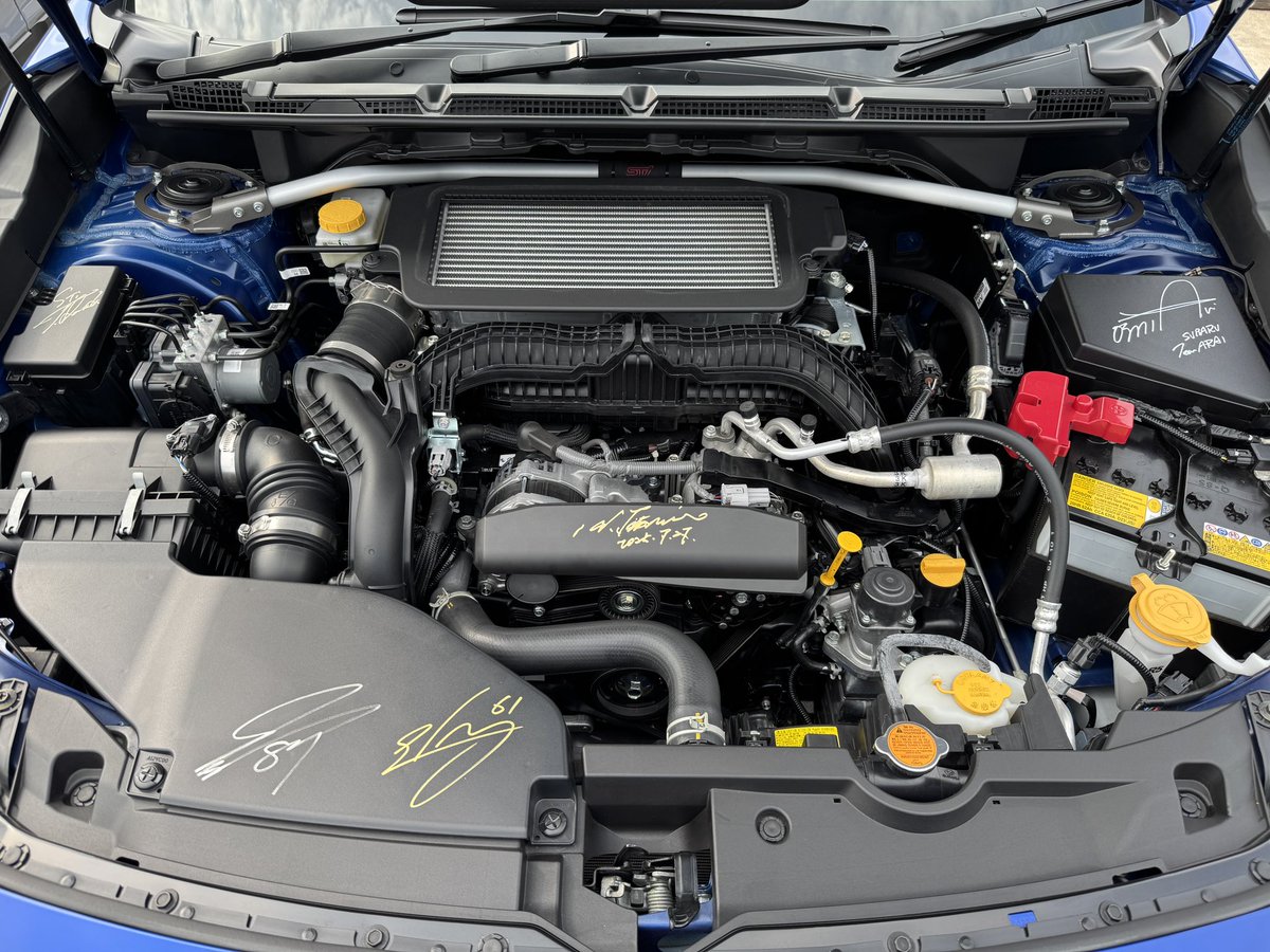 Aoi_LEVORG's tweet image. また、トークショーの後にシークレットゲストだった辰己さんからエンジンルームのパーツに日付け入りのサインをいただきました😄
STIを引退された後なので、以前車内に書いていただいたサインと違って「STI」表記の無いお名前のみのバージョンです✨
ド真ん中に配置されました👍
#HARUNASUBARUFES2025