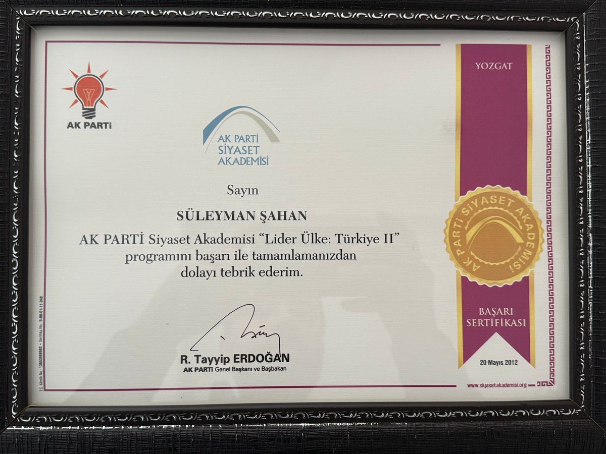 2012 yılında, Cumhurbaşkanımız Sayın Recep Tayyip Erdoğan’ın imzasını taşıyan bu belge, bizim için sadece bir hatıra değil; aynı zamanda bir sorumluluk vesikasıdır.

Bugün aynı inanç, aynı azim ve aynı dava bilinciyle; milletimize hizmet etmeye devam ediyoruz.
