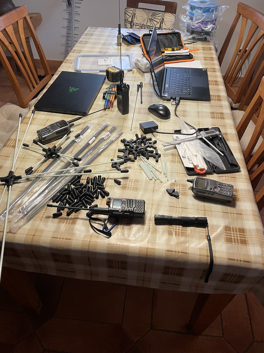 Weekend wrapped up, antennas up and running! Even with a few bumps along the way, good vibes and a super motivated crew made it all worthwhile. Stay tuned for more updates soon!