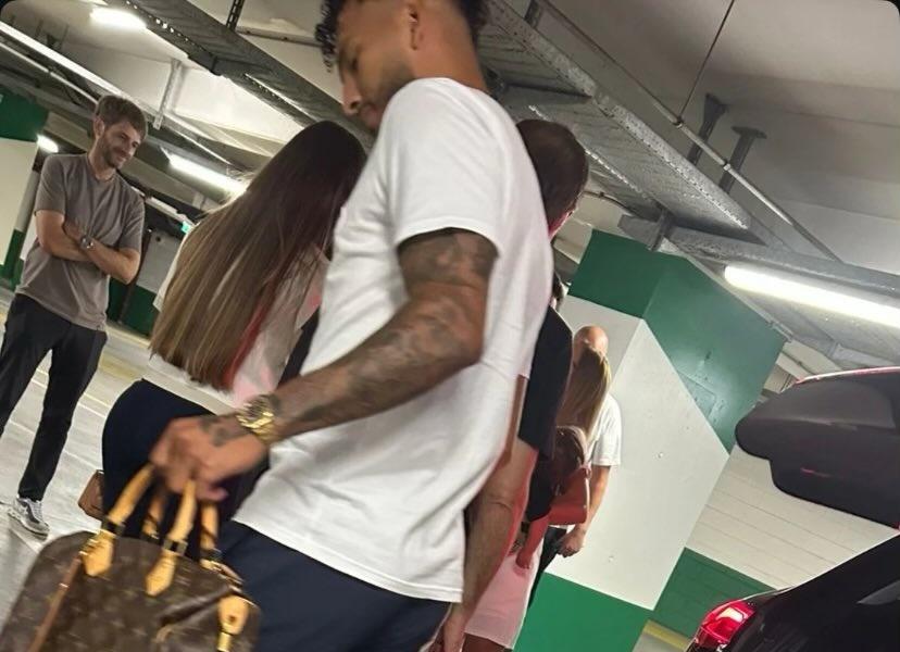 Javigoon_'s tweet image. Luis Javier Suárez, quien se encuentra en Lisboa desde el viernes, ha visitado el Jose Alvalade en el día de hoy.
Ya ha firmado todos los documentos con el Sporting. Solo falta el anuncio oficial.
Imagen de @theonlymatos.
