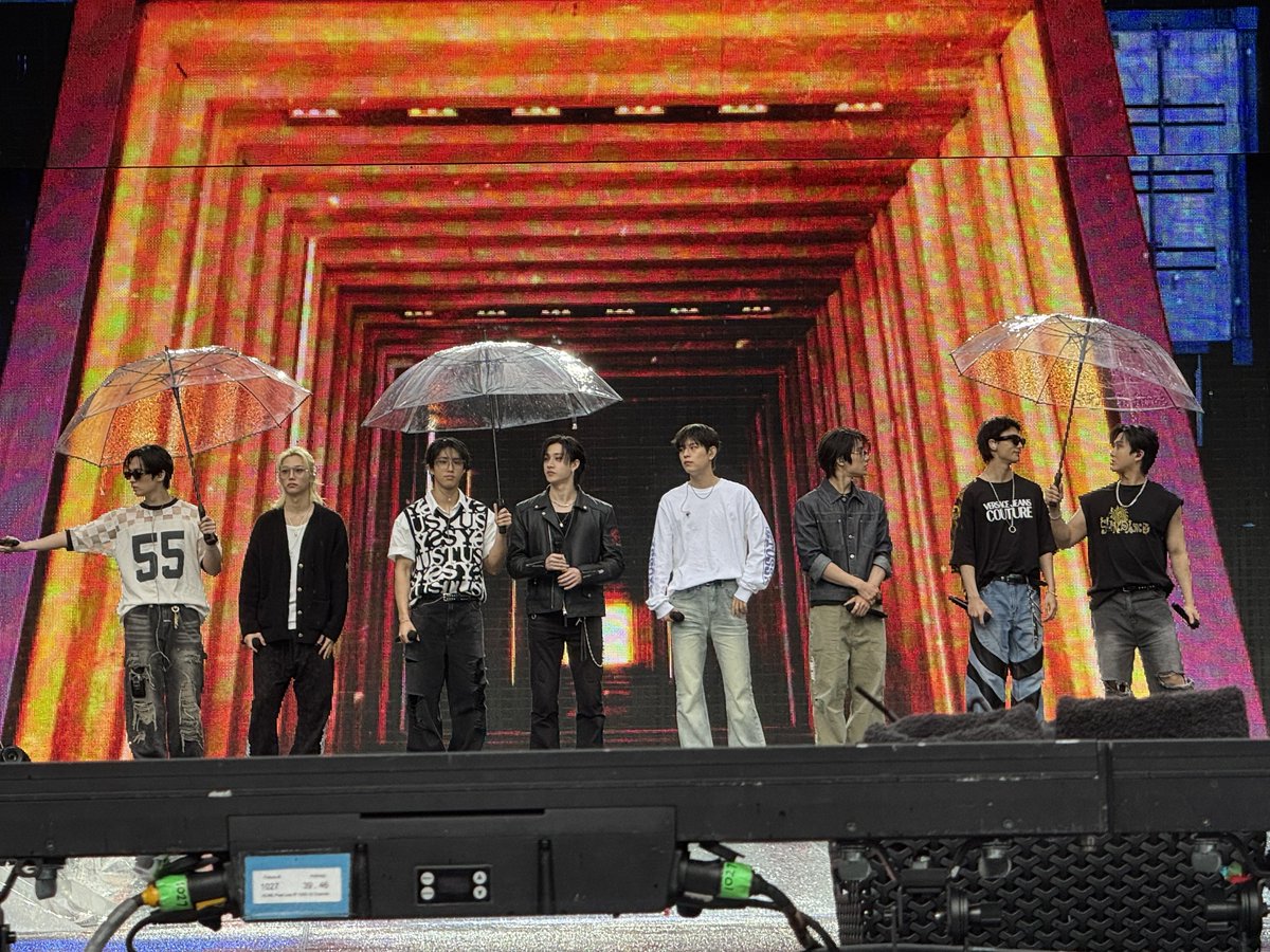 chocofefi's tweet image. stray kids for soundcheck β£οΈthey looked so good
(the fact that it started pouring the MINUTE they appearedπ) #dominATE_Paris #StrayKids