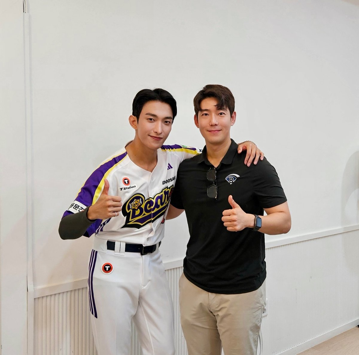 kyeomdaily's tweet image. #๋๊ฒธ lee_jm_0912 (mlbpa certified baseball agent) ig post with dokyeom!
๐ค Practiced the opening pitch together through a good connection!โพ๏ธ Dokyeom, speeds up to 110km. MLB opening pitch, let's go!
A joyful first pitch practice with DoKyeom. Letโs take this to the MLB!