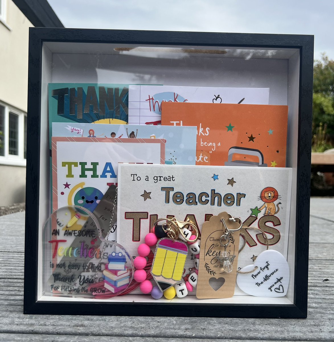 I bought a box to store the lovely thank you cards and keepsakes I was gifted at the end of term, and it’s turned out nicer than I expected 🥹 School has shelves next to the teacher desks, so it will live there and hopefully be a little boost of joy on the trickier days ✨💛