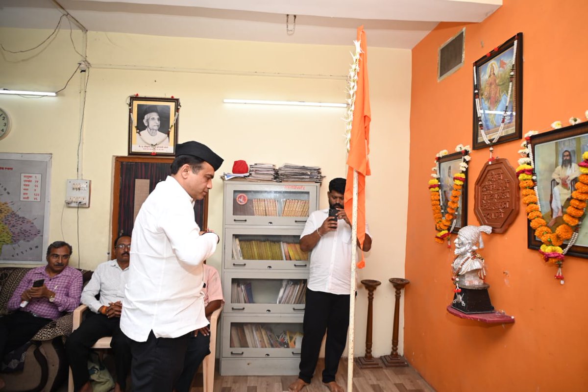 DRPANKAJBHOYAR's tweet image. संघ कार्यालय, वर्धा येथे सदिच्छा भेट दिली असता ध्वजाला नमन करून उपस्थित नागरिक व कार्यकर्त्यांशी आत्मीयतेने संवाद साधण्यात आला. राष्ट्रभक्ती, संस्कार आणि समाजहिताच्या दृष्टीने संघ कार्याचे महत्त्व पटवून देणारी ही भेट प्रेरणादायी ठरली.
#sangh #bjp #wardha #drpankajbhoyar