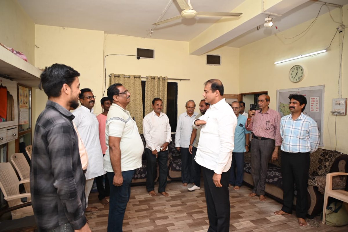 DRPANKAJBHOYAR's tweet image. संघ कार्यालय, वर्धा येथे सदिच्छा भेट दिली असता ध्वजाला नमन करून उपस्थित नागरिक व कार्यकर्त्यांशी आत्मीयतेने संवाद साधण्यात आला. राष्ट्रभक्ती, संस्कार आणि समाजहिताच्या दृष्टीने संघ कार्याचे महत्त्व पटवून देणारी ही भेट प्रेरणादायी ठरली.
#sangh #bjp #wardha #drpankajbhoyar