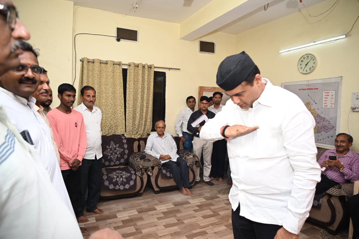DRPANKAJBHOYAR's tweet image. संघ कार्यालय, वर्धा येथे सदिच्छा भेट दिली असता ध्वजाला नमन करून उपस्थित नागरिक व कार्यकर्त्यांशी आत्मीयतेने संवाद साधण्यात आला. राष्ट्रभक्ती, संस्कार आणि समाजहिताच्या दृष्टीने संघ कार्याचे महत्त्व पटवून देणारी ही भेट प्रेरणादायी ठरली.
#sangh #bjp #wardha #drpankajbhoyar