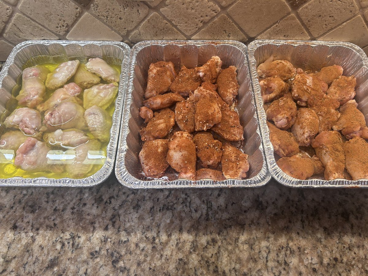 TXzachTX's tweet image. Wings three ways for dinner, added jalapeño juice to that pickle brine