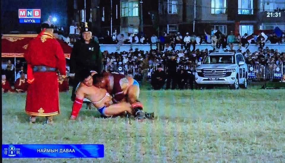 Яг энэ үед БатӨлзий заан Батсуурь аваргын мэхийг гүйцээгээд хийцэн бол давах л байсын 😂😂🙏