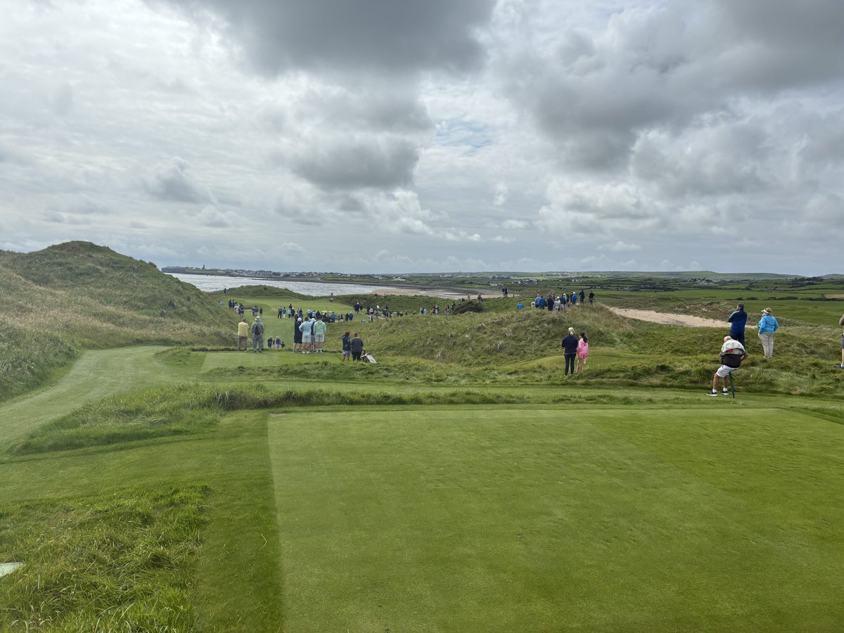 ClareFM's tweet image. Fascinating battle to come on the home straight in @LahinchGolfClub for the conclusion of the 2025 South of Ireland championship.
On the 11th green, Jonathan Keane holds a two hole lead