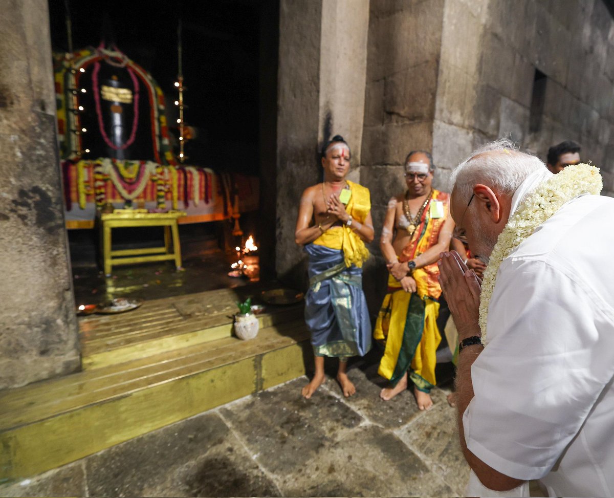 tuhins's tweet image. Not many in the North were aware of the ethereal Brihadisvara Temple until today morning . Not anymore. PM @narendramodi ji’s visit to the temple today is an inflection point. It has generated massive interest for this hidden architectural masterpiece.
Once again PM Modi has…
